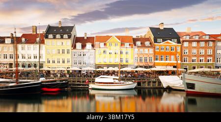Stadtbild der Innenstadt von Kopenhagen Skyline in Dänemark am berühmten alten Nyhavn Hafen bei Sonnenuntergang Stockfoto