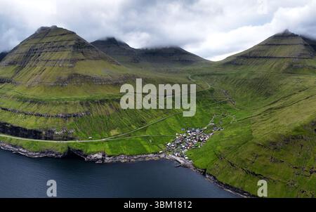 Luftpanorama der Berge rund um das Dorf Funningur auf den Färöern, Dänemark. Stockfoto