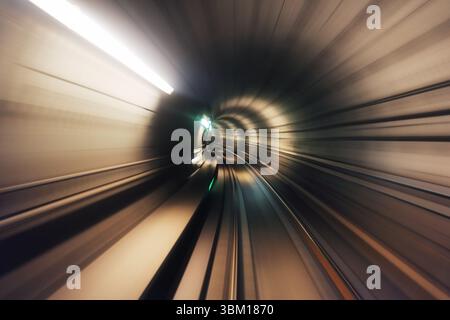 Kopenhagen, Dänemark. Fahren mit der U-Bahn in Kopenhagen, Dänemark mit Bewegung verschwommen U-Bahn-Linien im Tunnel. Abstrakt mit verschwommenen geschwungenen Linien Stockfoto