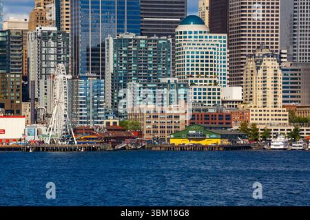Das Big Wheel und die Skyline von Seattle von Elliott Bay am Puget Sound, Washington State, USA. Stockfoto
