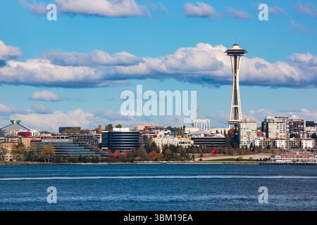 Space Needle und Skyline von Seattle ab Puget Sound, Washington State, USA. Stockfoto