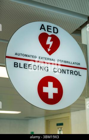 AED Automatischer externer Defibrillator auf der Washington State Ferry, Seattle, Washington State, USA. Stockfoto