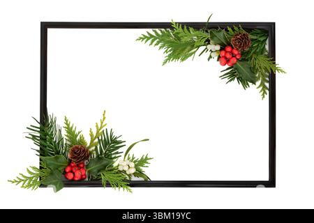 Weihnachtlicher schwarzer Rahmen mit stechpalme, Tanne, Mistel mit Beeren auf weiß. Minimale traditionelle Winterflora. Saisonales Design. Stockfoto