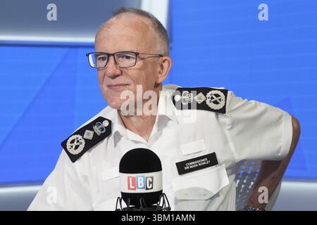 Sir Mark Rowley, Mitglied der Metropolitan Police, nimmt an Call the Commissioner Teil, seinem Live-Telefon in der LBC-Show Nick Ferrari at Breakfast in den Global Studios in London. Bilddatum: Dienstag, 24. Juni 2025. Stockfoto