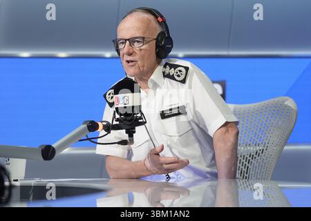 Sir Mark Rowley, Mitglied der Metropolitan Police, nimmt an Call the Commissioner Teil, seinem Live-Telefon in der LBC-Show Nick Ferrari at Breakfast in den Global Studios in London. Bilddatum: Dienstag, 24. Juni 2025. Stockfoto
