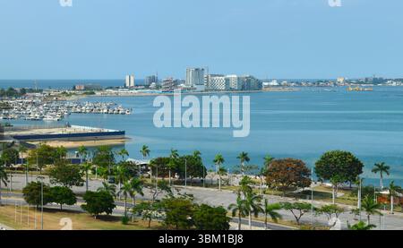 Skyline von Ilha de Luanda - eine lebhafte Gegend, die für ihre Strände, Restaurants, Nachtleben, Yachthäfen und luxuriösen Resorts bekannt ist. Luanda, Angola Stockfoto
