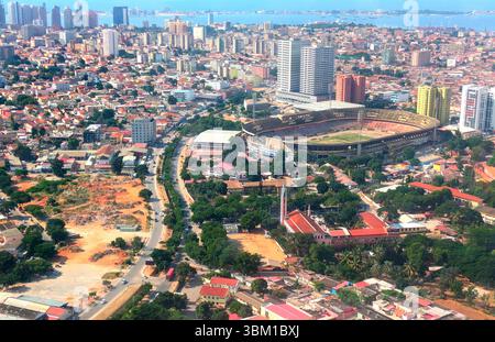Luanda Skyline mit Stadion Estadio da Cidadela. Luanda, Angola Stockfoto