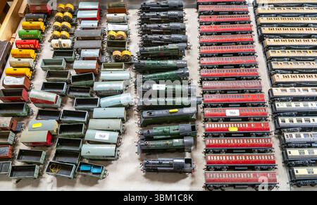 Modelleisenbahnspielzeug, Zug-Set, zum Verkauf im Auktionsraum, Großbritannien Stockfoto