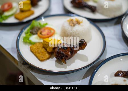 Gegrilltes Huhn mit Reis, Nasi Ayam Bakar Lalapan, authentisches Rezept von indonesischem Huhn Stockfoto