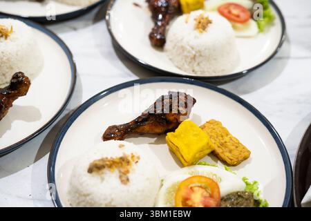 Gegrilltes Huhn mit Reis, Nasi Ayam Bakar Lalapan, authentisches Rezept von indonesischem Huhn Stockfoto