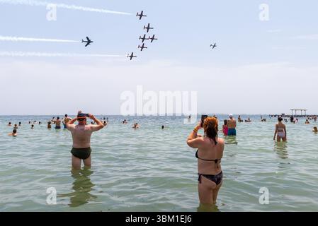 Letzte Präsentation des Patrulla Águila-Displayteams, das die CASA C101 Aviojet-Jets fliegt, bevor es auf PC-21 Turboprop umgestellt wurde. F-86 hinten. Über Meer Stockfoto