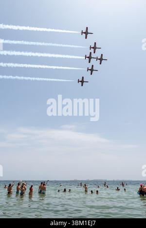 Letzte Präsentation des Patrulla Águila-Displayteams, das die CASA C101 Aviojet Jets fliegt, bevor es auf PC-21 Turboprop umgestellt wird. Anzeige über Mar Menor Stockfoto