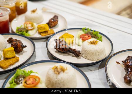 Gegrilltes Huhn mit Reis, Nasi Ayam Bakar Lalapan, authentisches Rezept von indonesischem Huhn Stockfoto