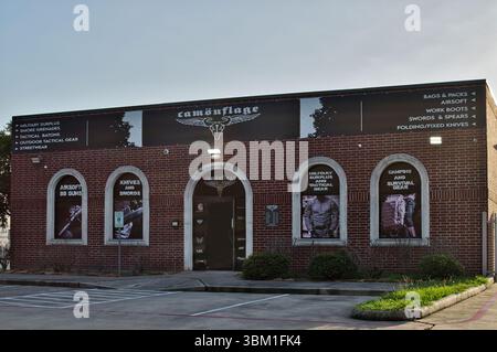 Houston, Texas, USA 06-22-2025: Außenansicht des Military Surplus Stores. Stockfoto
