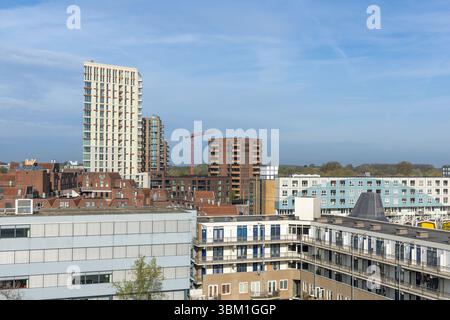 Blick auf die Skyline von Nieuwegein, Niederlande, mit modernen Wohnhäusern vor teilweise bewölktem Himmel. Nieuwegein, Niederlande. 15 Stockfoto
