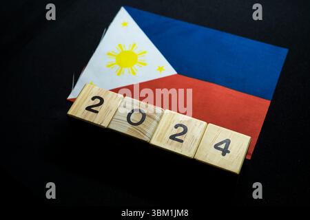 2024, Philippinen, philippinische Flagge mit Datumsblock, Konzept, wichtige Ereignisse für die Philippinen im neuen Jahr, Wahl, Wirtschaft, soziale Aktivitäten, Stockfoto