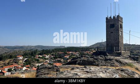 Fotos des Uhrenturms in Sortelha, einem der ältesten und malerischsten Dörfer Portugals. Stockfoto