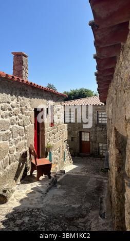 Sortelha, ein mittelalterliches Dorf im Bezirk Guarda, Portugal. Mit seinen gepflasterten Straßen, Steinhäusern und befestigten Mauern Stockfoto