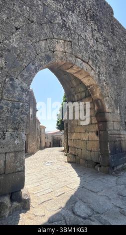 Sortelha, ein mittelalterliches Dorf im Bezirk Guarda, Portugal. Mit seinen gepflasterten Straßen, Steinhäusern und befestigten Mauern Stockfoto