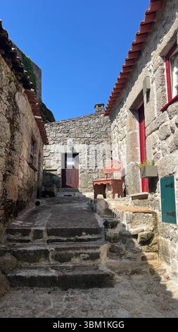 Sortelha, ein mittelalterliches Dorf im Bezirk Guarda, Portugal. Mit seinen gepflasterten Straßen, Steinhäusern und befestigten Mauern Stockfoto