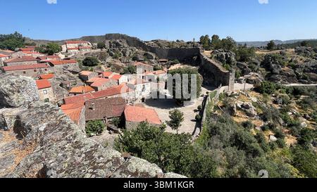 Sortelha, ein mittelalterliches Dorf im Bezirk Guarda, Portugal. Mit seinen gepflasterten Straßen, Steinhäusern und befestigten Mauern Stockfoto