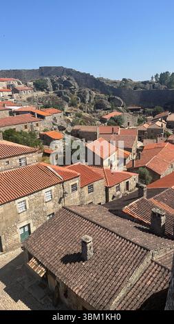 Sortelha, ein mittelalterliches Dorf im Bezirk Guarda, Portugal. Mit seinen gepflasterten Straßen, Steinhäusern und befestigten Mauern Stockfoto
