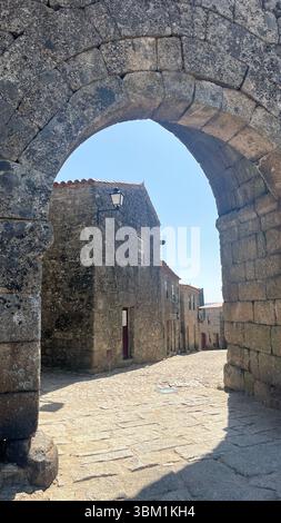 Sortelha, ein mittelalterliches Dorf im Bezirk Guarda, Portugal. Mit seinen gepflasterten Straßen, Steinhäusern und befestigten Mauern Stockfoto