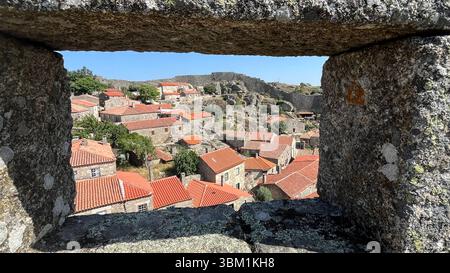 Sortelha, ein mittelalterliches Dorf im Bezirk Guarda, Portugal. Mit seinen gepflasterten Straßen, Steinhäusern und befestigten Mauern Stockfoto
