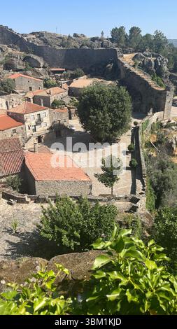 Sortelha, ein mittelalterliches Dorf im Bezirk Guarda, Portugal. Mit seinen gepflasterten Straßen, Steinhäusern und befestigten Mauern Stockfoto