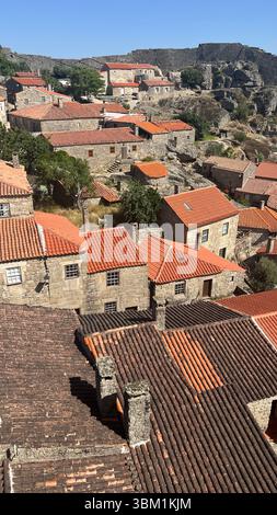 Sortelha, ein mittelalterliches Dorf im Bezirk Guarda, Portugal. Mit seinen gepflasterten Straßen, Steinhäusern und befestigten Mauern Stockfoto