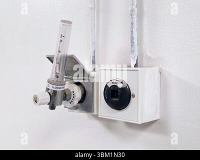 Medizinischer Sauerstoffgasauslass, zentrale Leitung für Krankenhäuser und Notfälle, Sauerstoffanschluss, Vakuumstecker an der Krankenhauswand eines Patientenzimmers, O2-Versorgung stationär Stockfoto