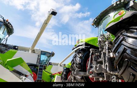 Flachwinkelansicht landwirtschaftlicher Maschinen im Außenbereich des Händlers für landwirtschaftliche Geräte Stockfoto