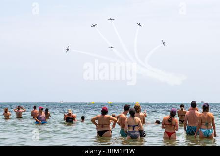 Letzte Präsentation des Patrulla Águila-Displayteams, das die CASA C101 Aviojet Jets fliegt, bevor es auf PC-21 Turboprop umgestellt wird. Anzeige über Mar Menor Stockfoto