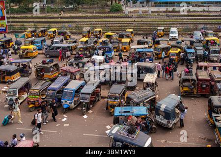 Indien, Jaipur, 14. März 2025. Der belebte Rikscha- und Auto-Rikscha-Stand in der Nähe des Bahnhofs Jaipur, voller Fahrzeuge und Menschen während des Holi Festivals. Stockfoto