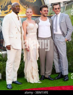 NEW YORK - 23. JUN: (L-R) Mahershala Ali, Scarlett Johansson, Jonathan Bailey und Rupert Friend nehmen am 23. Juni 2025 in New York City an der Premiere von „Jurassic World Rebirth“ im Hearst Plaza im Lincoln Center Teil. Quelle: AKPhoto/Alamy Live News Stockfoto