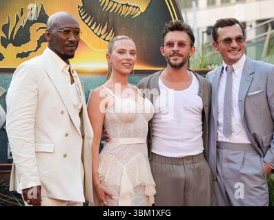 NEW YORK - 23. JUN: (L-R) Mahershala Ali, Scarlett Johansson, Jonathan Bailey und Rupert Friend nehmen am 23. Juni 2025 in New York City an der Premiere von „Jurassic World Rebirth“ im Hearst Plaza im Lincoln Center Teil. Quelle: AKPhoto/Alamy Live News Stockfoto