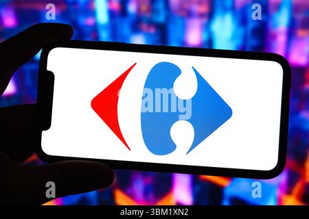 China. Juni 2025. In dieser Abbildung wird das Logo von Carrefour auf dem Bildschirm eines Smartphones angezeigt. Quelle: SOPA Images Limited/Alamy Live News Stockfoto