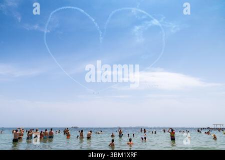 Letzte Präsentation des Patrulla Águila-Displayteams, das die CASA C101 Aviojet Jets fliegt, bevor es auf PC-21 Turboprop umgestellt wird. Anzeige über Mar Menor. Herz Stockfoto