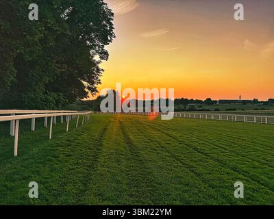 Juni 2025. Epsom, Surrey, Großbritannien bei Sonnenuntergang – die oberste gerade nach dem Start auf der berühmten Rennbahn Epsom Downs – Heimat des legendären Derby Classic Pferderennens Stockfoto