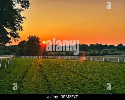 Juni 2025. Epsom, Surrey, Großbritannien bei Sonnenuntergang – die oberste gerade nach dem Start auf der berühmten Rennbahn Epsom Downs – Heimat des legendären Derby Classic Pferderennens Stockfoto