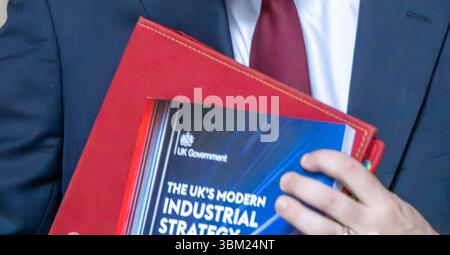 London, Großbritannien. Juni 2025. Eine Kopie der britischen Modern Industrial Strategy . Quelle: Ian Davidson/Alamy Live News Stockfoto