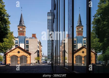 turm des alten Hafenmeisteramtes mit dem modernen Nebengebäude am Rheinauer Hafen, Reflexion in einem Fenster, Köln, Deutschland. Turm des alten Ha Stockfoto