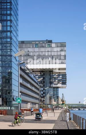 Promenade auf der Hansawerft im Rheinauer Hafen, die Kranhäuser des Architekten Hadi Teherani, Köln, Deutschland. Promenade auf der Hansawerft im RH Stockfoto