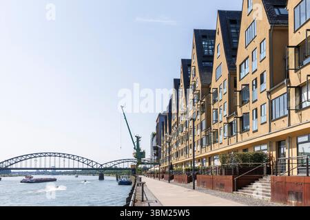 Das alte Lagerhaus an der Katharina-Schauberg-Promenade im Rheinauer Hafen, umgebaut zu einem exklusiven Büro- und Wohnhaus, im B Stockfoto