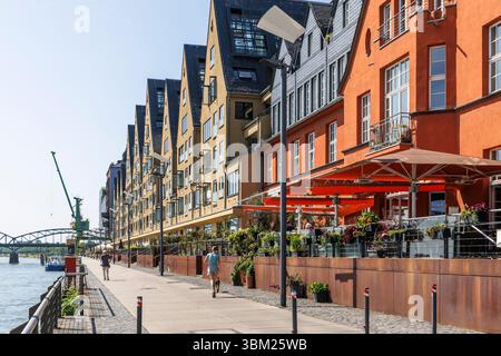 Das alte Lagerhaus an der Katharina-Schauberg-Promenade im Rheinauer Hafen, umgebaut zu einem exklusiven Büro- und Wohnhaus, im B Stockfoto