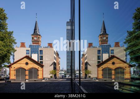 turm des alten Hafenmeisteramtes mit dem modernen Nebengebäude am Rheinauer Hafen, Reflexion in einem Fenster, Köln, Deutschland. Turm des alten Ha Stockfoto