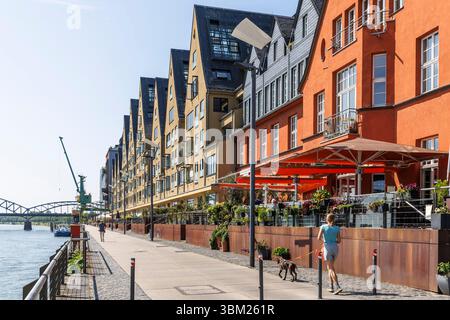 Das alte Lagerhaus an der Katharina-Schauberg-Promenade im Rheinauer Hafen, umgebaut zu einem exklusiven Büro- und Wohnhaus, im B Stockfoto