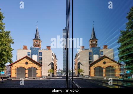 turm des alten Hafenmeisteramtes mit dem modernen Nebengebäude am Rheinauer Hafen, Reflexion in einem Fenster, Köln, Deutschland. Turm des alten Ha Stockfoto