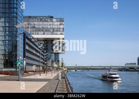 Promenade auf der Hansawerft im Rheinauer Hafen, die Kranhäuser des Architekten Hadi Teherani, Köln, Deutschland. Promenade auf der Hansawerft im RH Stockfoto