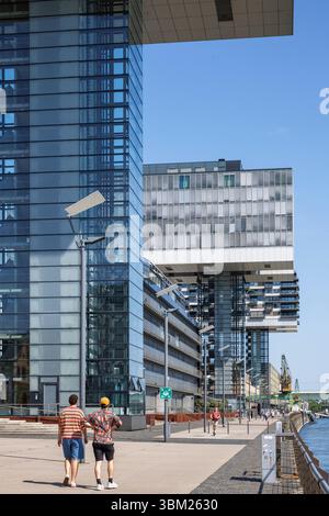 Promenade auf der Hansawerft im Rheinauer Hafen, die Kranhäuser des Architekten Hadi Teherani, Köln, Deutschland. Promenade auf der Hansawerft im RH Stockfoto